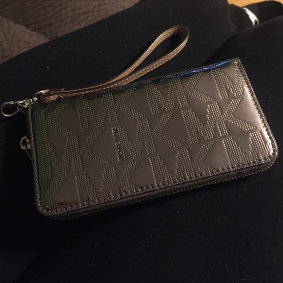 Michael Kors wristlet - Picture 2 of 3
