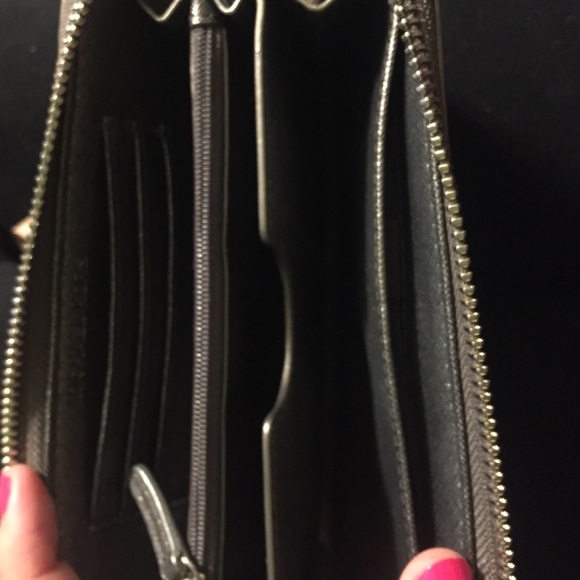 Michael Kors wristlet - Picture 3 of 3