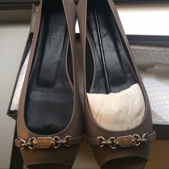 ✨ SOLD ✨Gucci Grey Flats - Picture 2 of 4