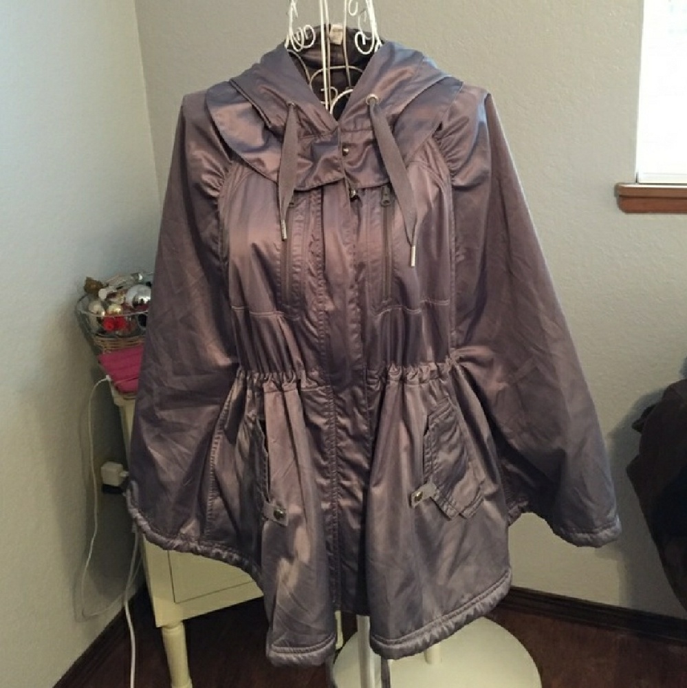 SOLD Lululemon WANDERFUL CAPELET HOODED RAIN COAT