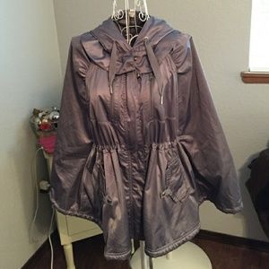SOLD Lululemon WANDERFUL CAPELET HOODED RAIN COAT