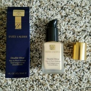 Estee Lauder Double Wear in 2W2 Rattan