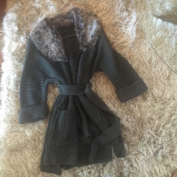 Elegant  wrap sweater with faux fur collar