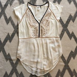 Lovely summer shirt with fun details.