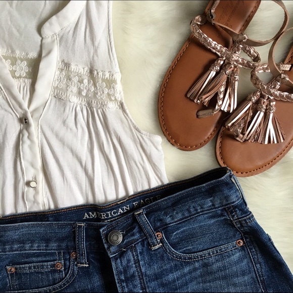 Monteau Tops - 💟MAKE AN OFFER💟💕WHITE LACE SLEEVELESS SHIRT🎀