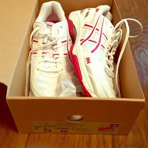 New* never worn size 13 women's tennis shoe