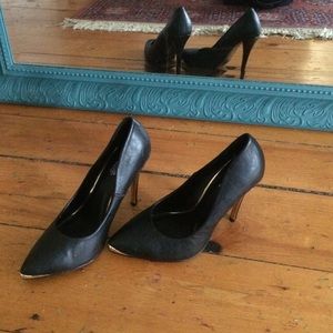 Black & Gold Heels 🔥