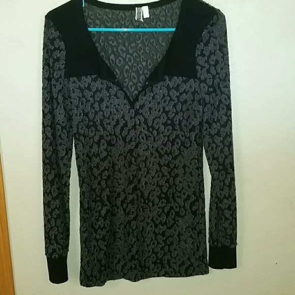 BKE Buckle Leopard/Cheetah Sparkle Top