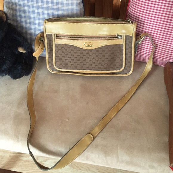 Gucci Handbags - Vintage Gucci purse with 067 numbers good shape