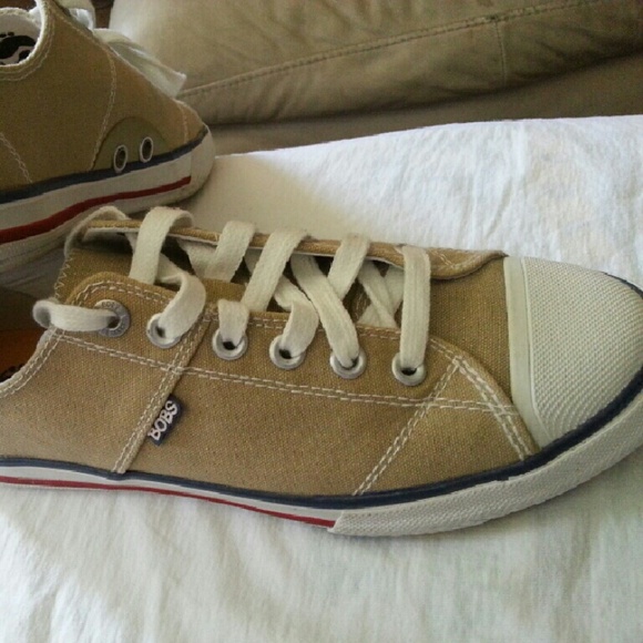 Tennis shoes