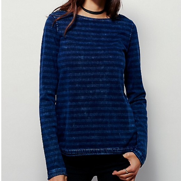 [SOLD] We The Free Long Weekend Tee in Indigo - Picture 1 of 4