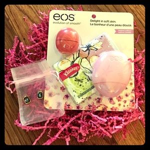 Limited Edition EOS pack and NWT earrings 🎅🏻🎁