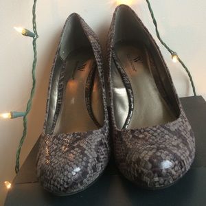 ✨Worthington Purple Snake Skin Wedges✨