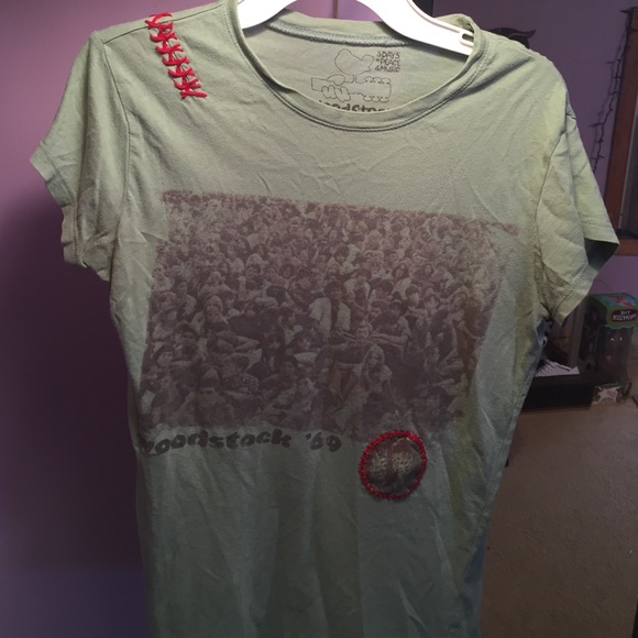 Vintage look Woodstock shirt!