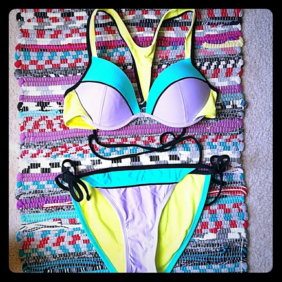 Triangle look-a-like Bathung suit