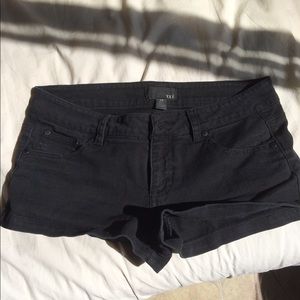 Forever 21 size 28 black shorts