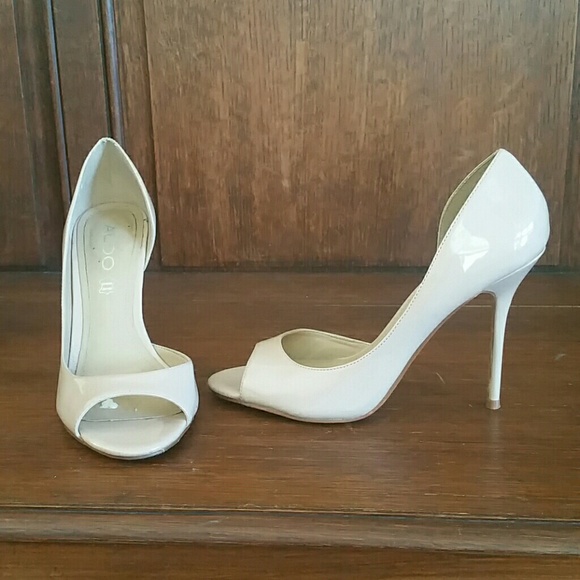 Nude color pump