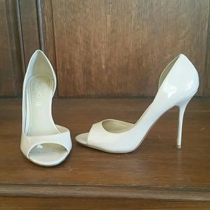 Nude color pump