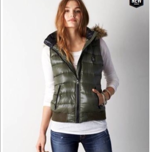 American eagle down vest w removable hood. Sz  Sm