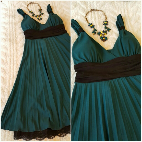 NWOT Speechless Emerald Green Dress. Size Medium - Picture 1 of 4