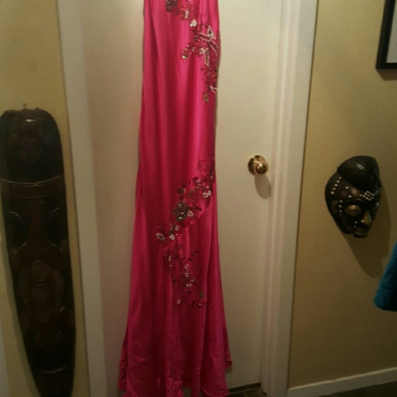 STUNNING FORMAL DRESS!! - Picture 2 of 4