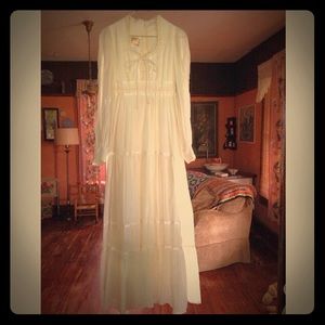 Divine vintage prom/wedding/ formal dress. Size 7.