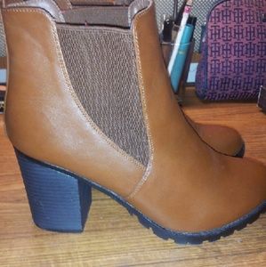 STEVE MADDEN CHESNUT BOOTS! Super cute/fashionable