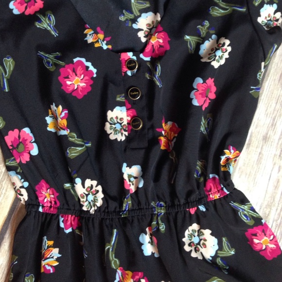 Tucker dress - Picture 2 of 4