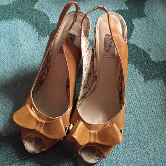 Spring Heels: Natural Color - Picture 1 of 4