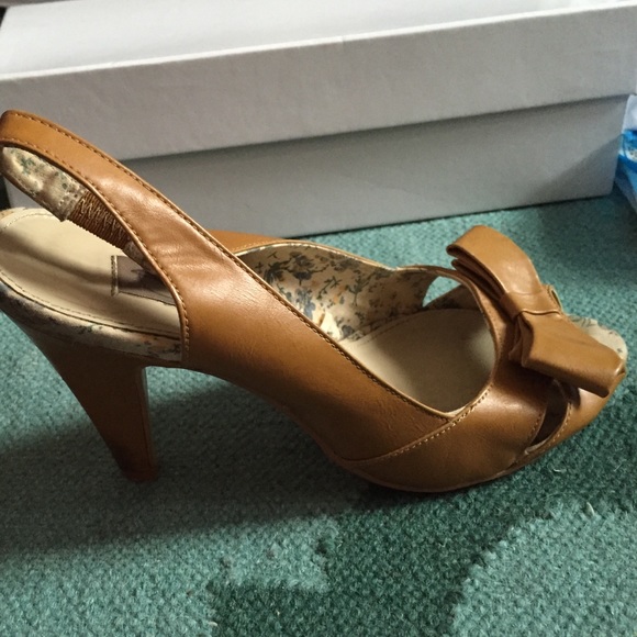 Spring Heels: Natural Color - Picture 2 of 4