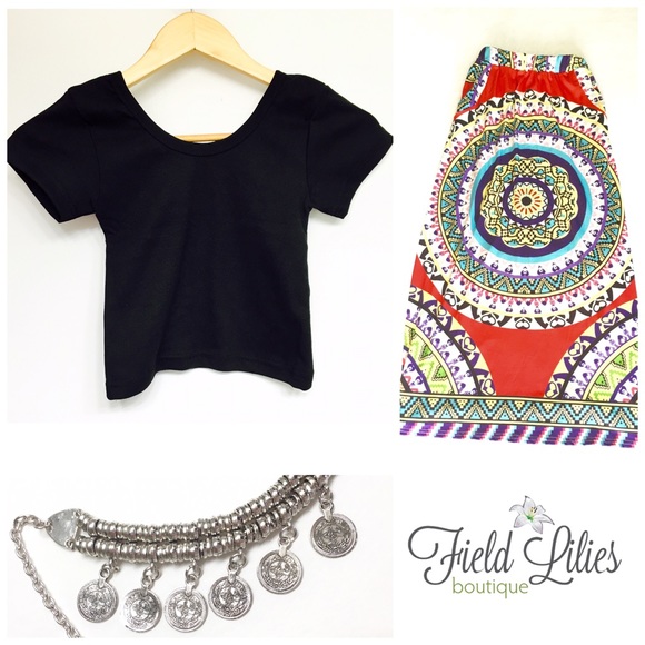 🌟SALE🌟🆕 Black Crop Top - Picture 1 of 2