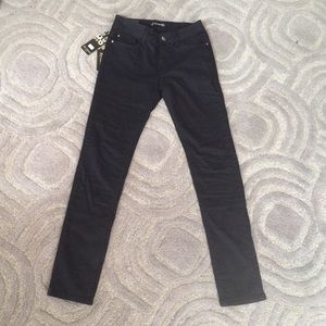 These black skinny jeans look fantastic.