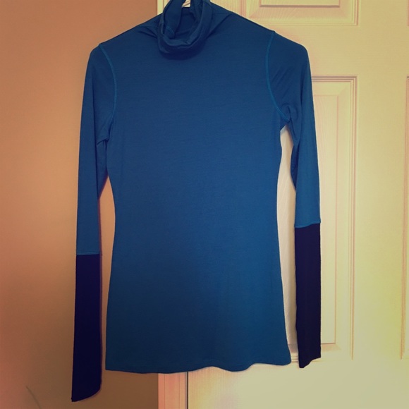 Lululemon turtleneck, size 6