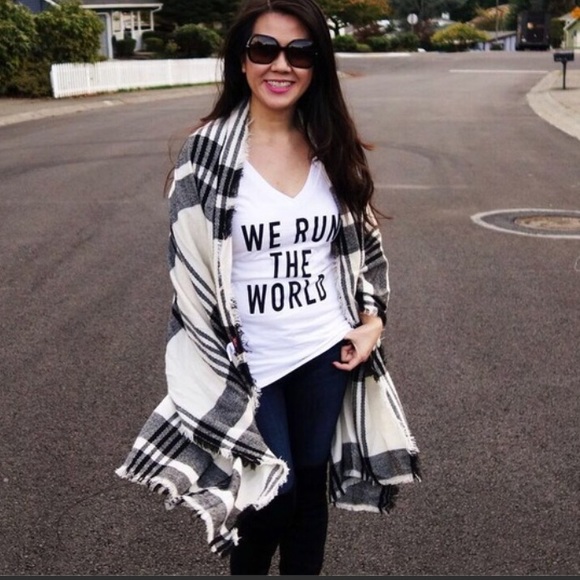 Last one! 1 sm left! We Run the World tee - Picture 3 of 4