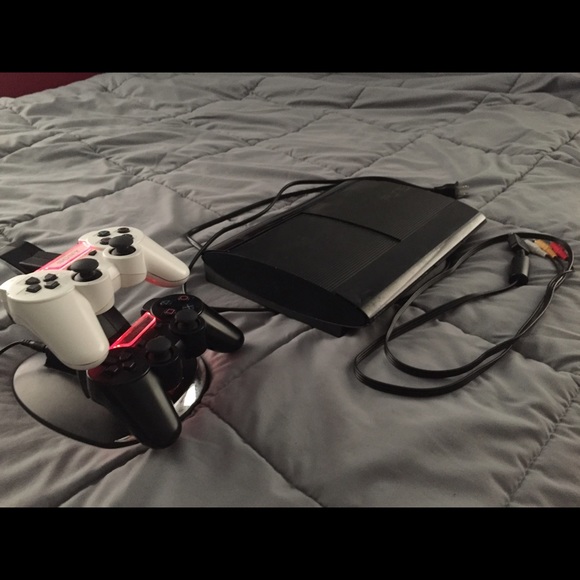 PlayStation 3 plus 2 controllers and charging dock - Picture 4 of 4