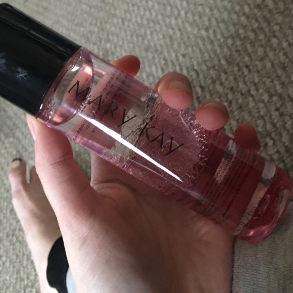 Oil- free eye makeup remover and facial cloths