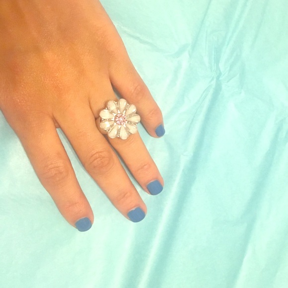 One size ring with flower button