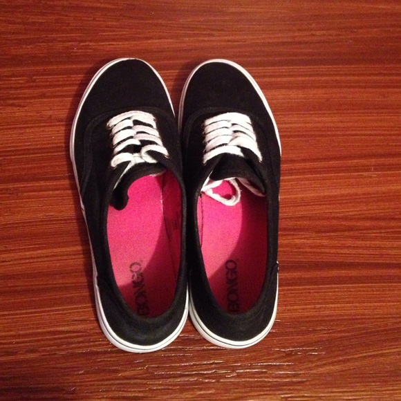 Black tennis shoes.