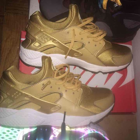 Gold huaraches