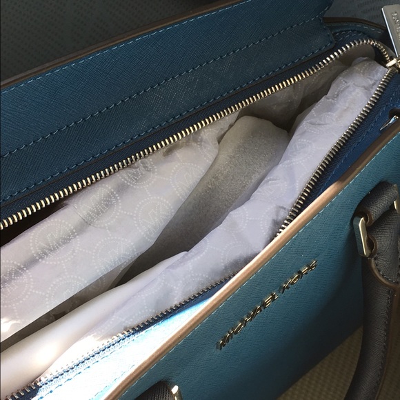 Michael Kors Selma Medium Top Zip Satchel - Picture 3 of 4