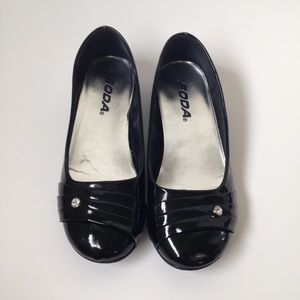 Shiny black flats with a small heel