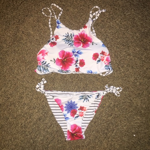 ‼️ FINAL PRICE‼️ ROSE DETAIL CHEEKY BIKINI - Picture 2 of 3