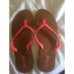 NWOT REEF SANDALS