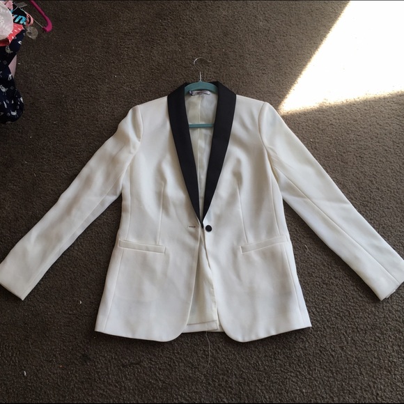 Jennifer Lopez White jacket with black lapel
