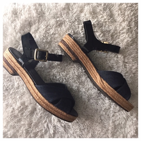 ❌UNAVAILABLE❌ 💯 Authentic Fendi Denim Sandals - Picture 2 of 4