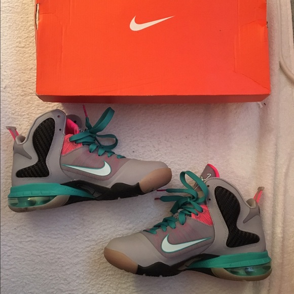 Authentic lebron south beach 9. Kids size 6Y.