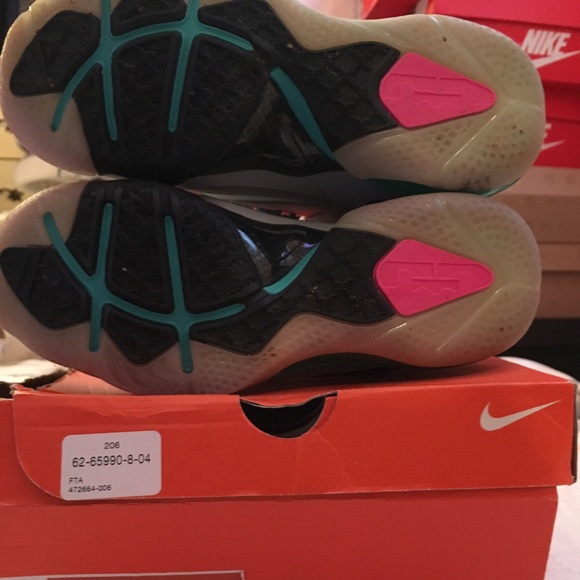 Authentic lebron south beach 9. Kids size 6Y.