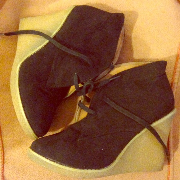Qupid Shoes - Black faux Suede bootie tie up shoe size 9