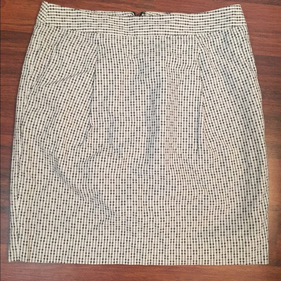 Gap size 2 skirt with pockets- great condition!