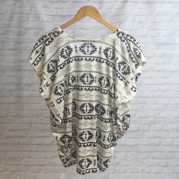 β¨HPβ¨ F21 Tribal Top - Picture 2 of 2